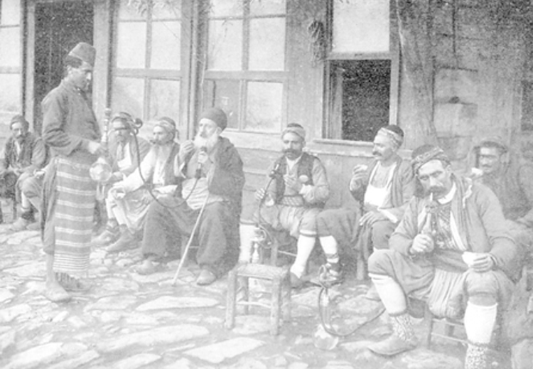 تدخين الشيشة في أحد مقاهي اسطنبول عام 1905