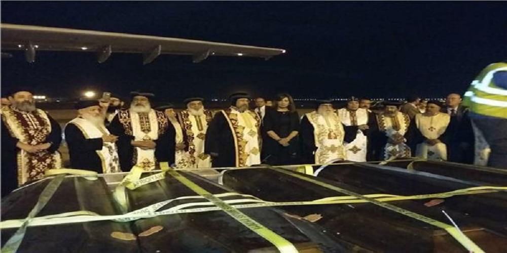 بالحزن والفرح.. الأقباط يزفّون رفات أبنائهم في مطار القاهرة