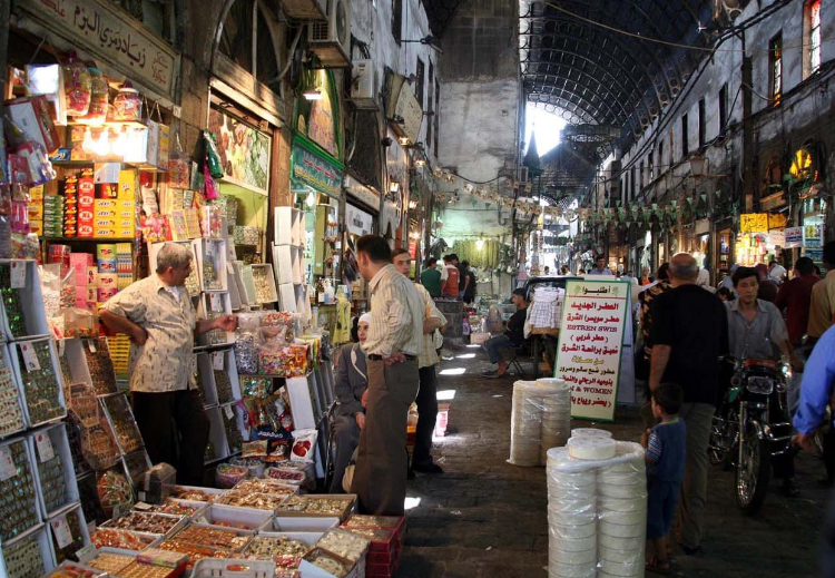 كيف أثّر ارتفاع سعر الدولار على الحياة اليومية في سوريا؟