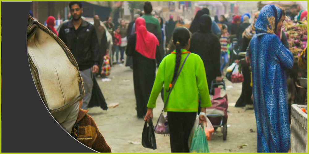 تعرج على عملها بالسوق، منذ الرابعة فجراً، وحتى الخامسة بعد العصر