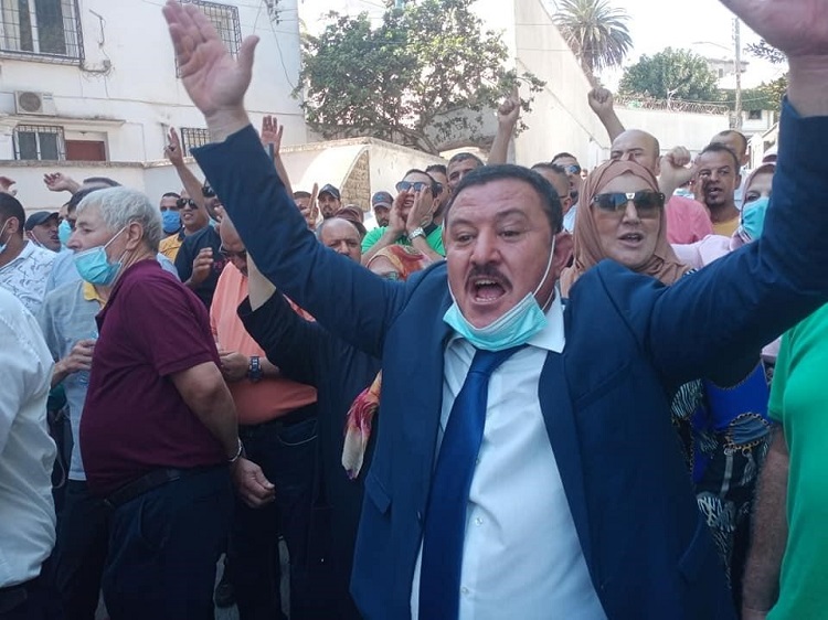 أعضاء اللجنة المركزية المعارضين لبعجي بعد منعهم من دخول الحزب