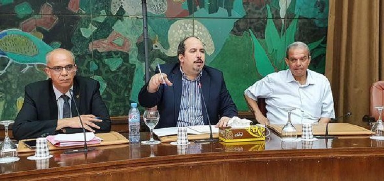 أمين حزب جبهة التحرير الوطني بعجي أبو الفضل (وسط)