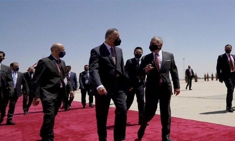 الملك عبد الله الثاني أثناء استقبال مصطفى الكاظمي