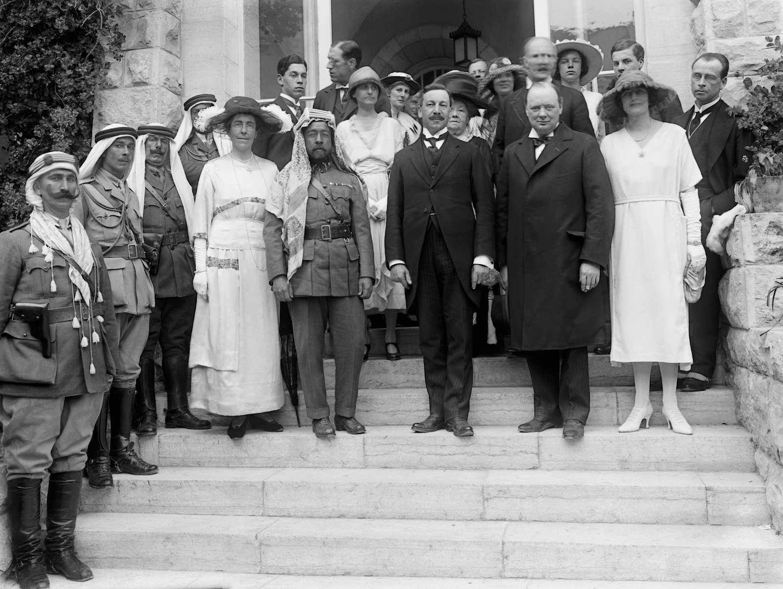 الأمير عبد الله ومسؤولون بريطانيون أمام مقر حكومة الانتداب البريطانية بالقدس في آذار 1921