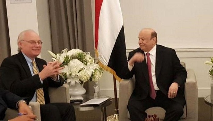 الرئيس اليمني مستقبلاً المبعوث الأمريكي لليمن