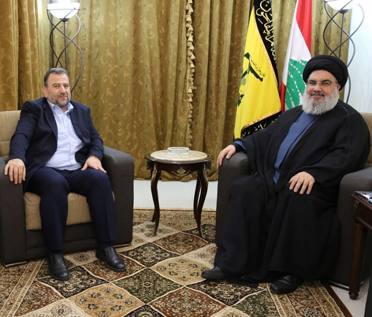 العاروري في لقاء مع نصرالله حيث بات بعد إبعاده من تركيا مسؤولاً عن علاقات حماس مع إيران وحزب الله