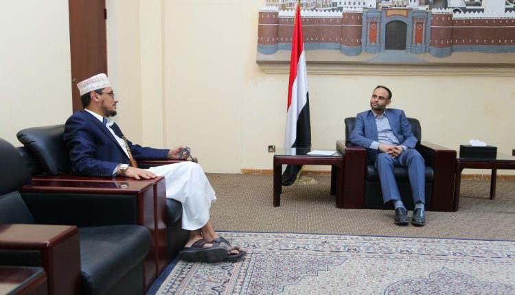 القيادي السلفي محمد طاهر أنعم في لقاء مع القيادي الحوثي الراحل، مهدي المشاط