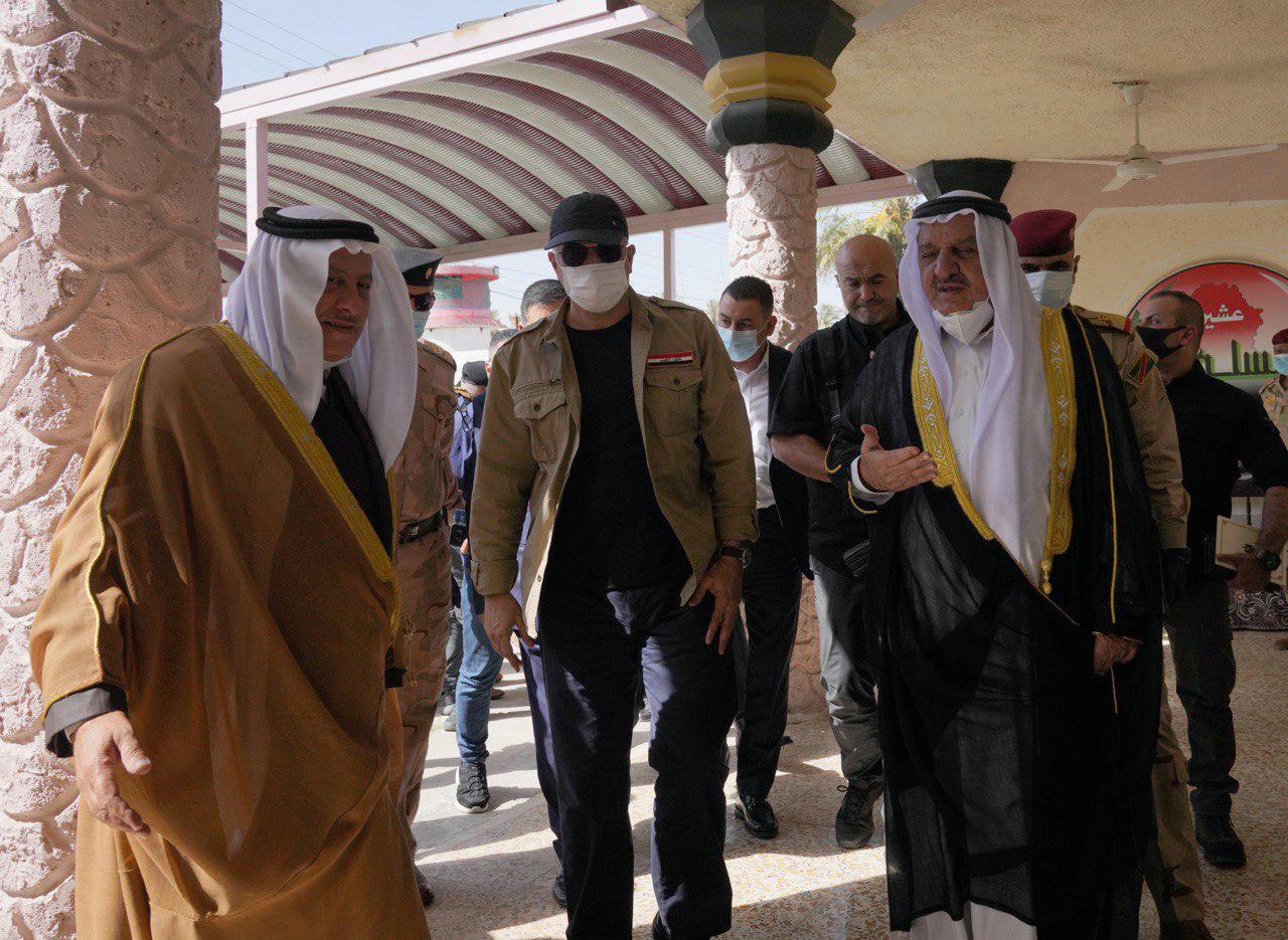 الكاظمي برفقة شيوخ من عشائر قضاء الطارمية لدى زيارته لها بعد نجاح العملية الأمنية