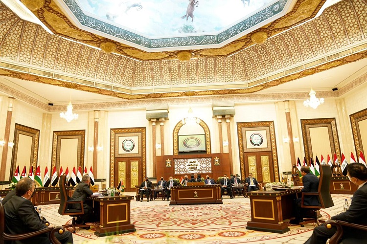 الكاظمي يتوسط ضيفيه في القمة الثلاثية الأخيرة في بغداد