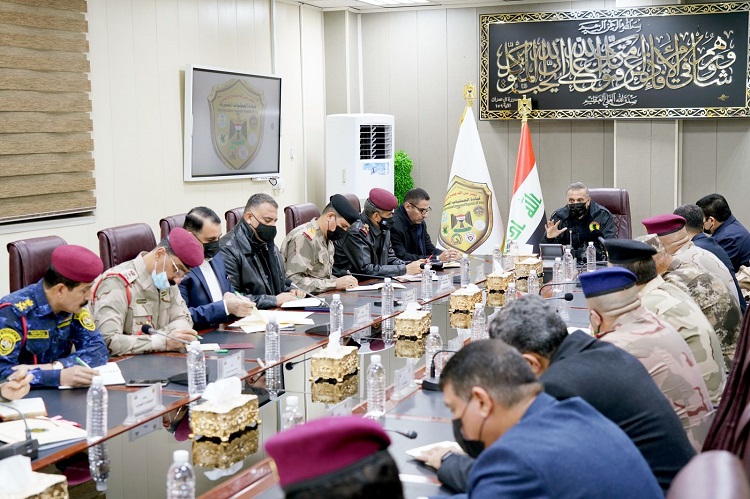 الكاظمي يجتمع بالقيادات الأمنية لدى زيارتهِ مناطق حدودية عراقية مع سوريا