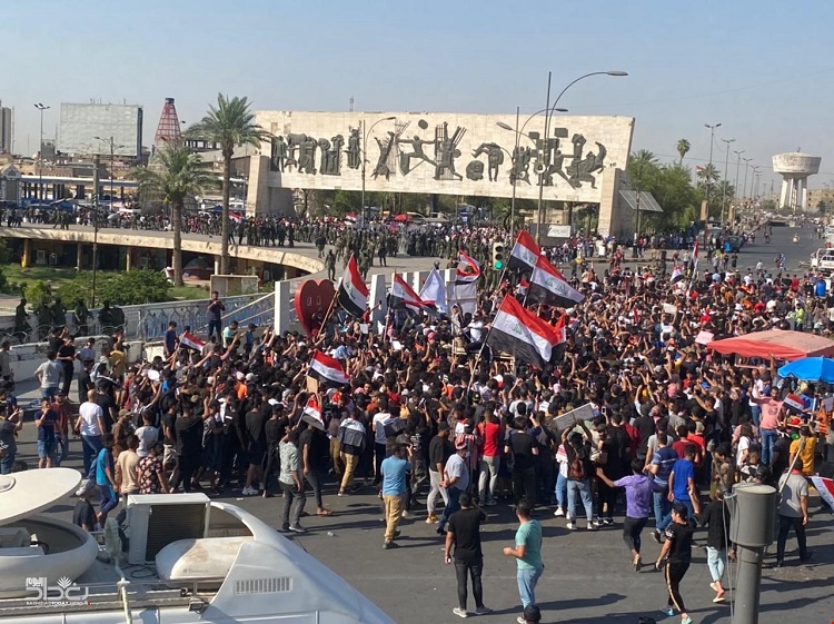 المئات من العراقيين يحتجون بساحة التحرير للمطالبة بالكشف عن قتلة المتظاهرين