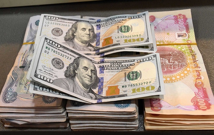 انخفاض سعر الدينار العراقي أمام الدولار الأمريكي يؤدي إلى خسائر مالية في السوق العراقية