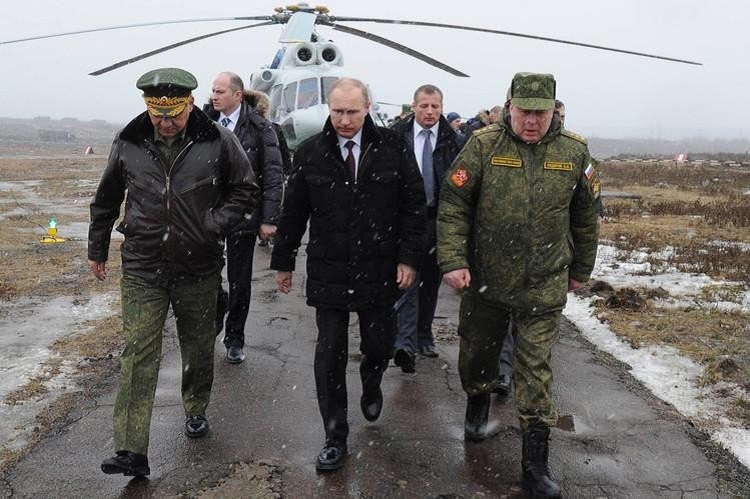 بوتين في جولة عسكرية