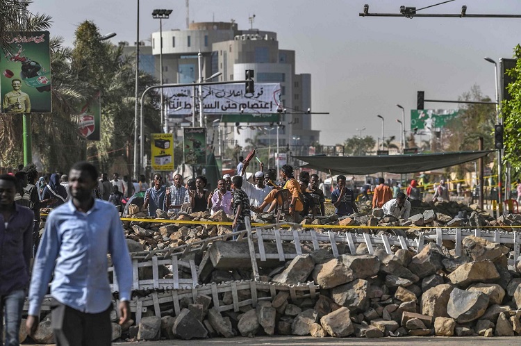 التتريس/ إغلاق الشوارع أحد أهم فعاليات الاحتجاج في السودان