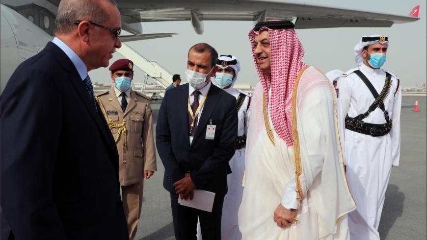 يرى مراقبون أنّ اللقاء الثنائي بين أردوغان وتميم يأتي انعكاساً لعدة ضغوط محلية وإقليمية وعالمية