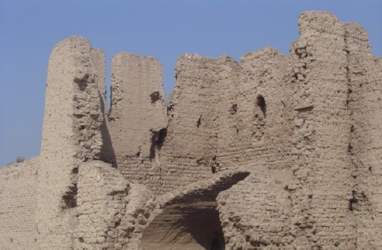 جانب من آثار قلعة فرشوط... حيث كان يتحصّن شيخ العرب همام