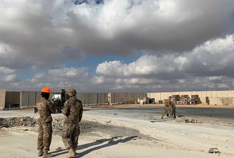 جنود أمريكان في قاعدة عين الأسد الجوية بمحافظة الأنبار التي دائماً ما يستهدفها الولائيون بالصواريخ