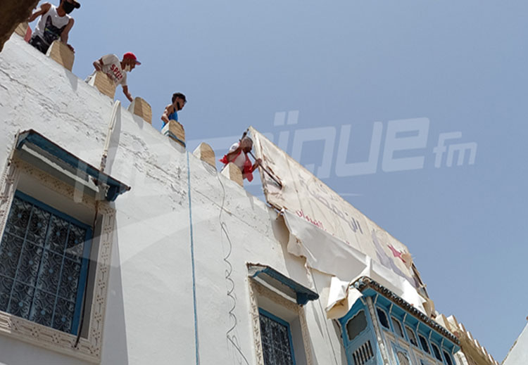 حرق لافتة تحمل شعار حركة النهضة في القيروان (موزاييك)