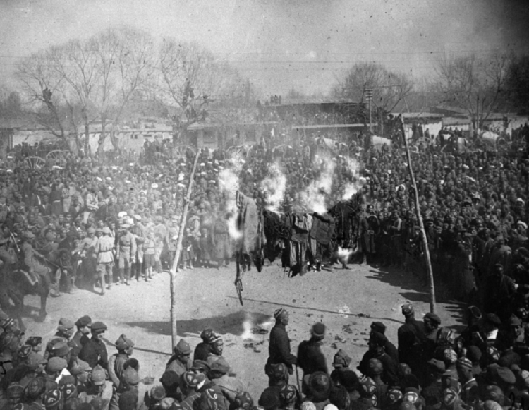 من احتفالية "حرق الحجاب" خلال حملة "هجوم" في أوزبكستان... يوم المرأة العالمي عام 1927