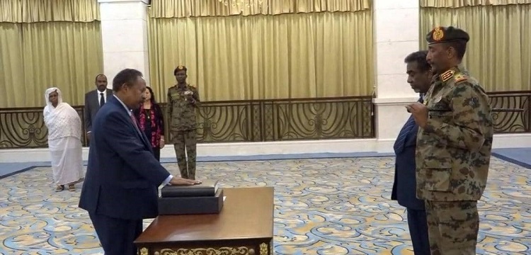 حمدوك يؤدي اليمين الدستورية بحضور الفريق البرهان