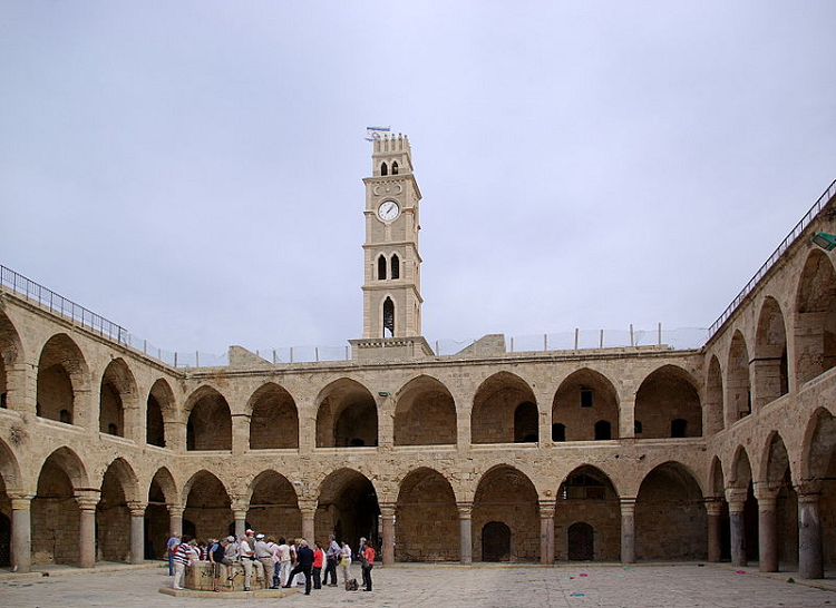 خان العمدان في عكّا، افتتحه الجزّار عام 1785م ليكون نزلاً للتجار والمبعوثين الأوروبيين