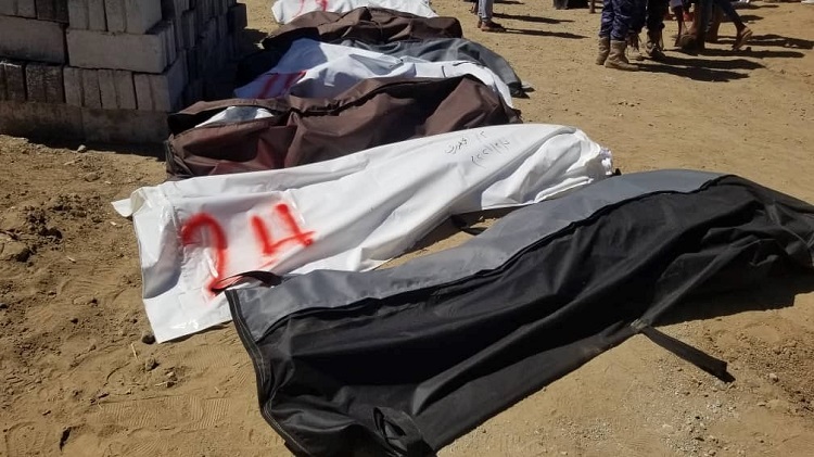 صورة خاصة لحفريات: دفن الضحايا في مقابر جماعية