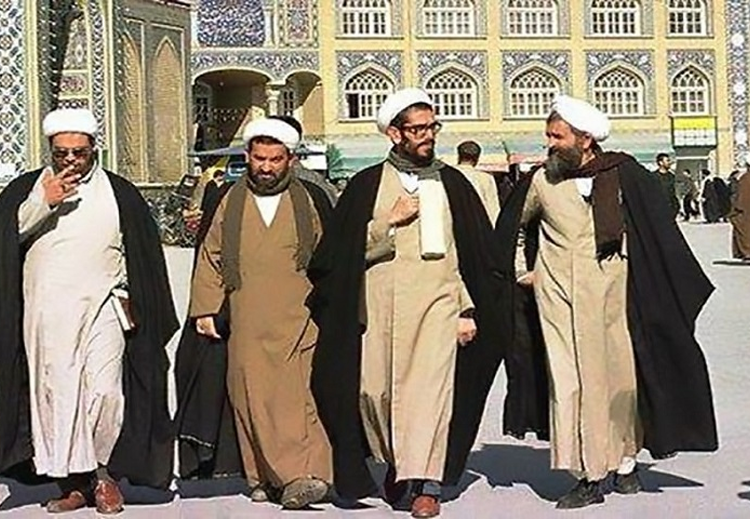 العلاقة التي كانت موجودة سابقاً بين رجال الدين وعامّة الناس باتت اليوم مقطوعة بشكل كبير