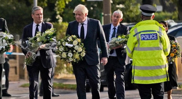 رئيس الوزراء البريطاني بوريس جونسون، وزعيم حزب العمال المعارض، كير ستارمر، يضعان الورود في موقع الجريمة