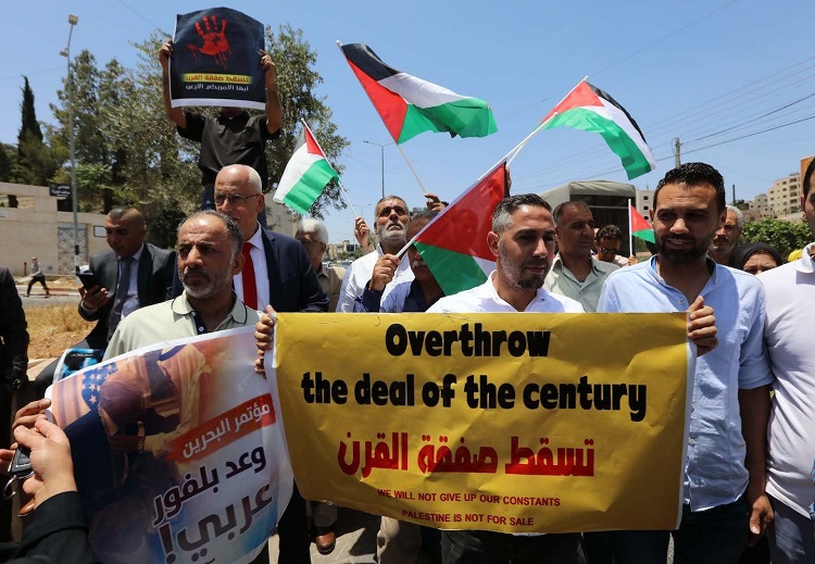 احتجاجات كبيرة من الشعب الفلسطيني على عقد صفقة القرن