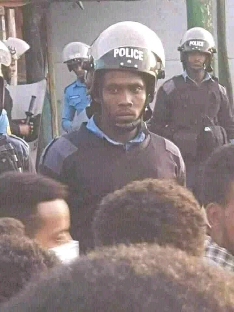 صورة متداولة لجندي في ساحة الإفطار