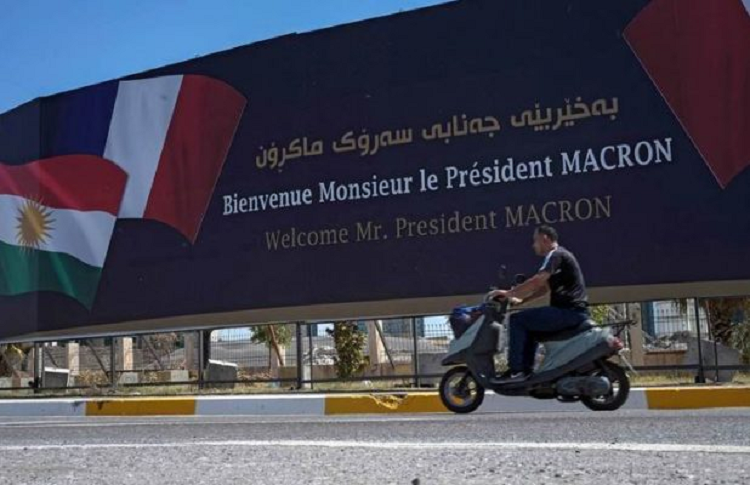 عبارات ترحيبية بالرئيس إيمانويل ماكرون في إقليم كردستان العراق... آب 2021