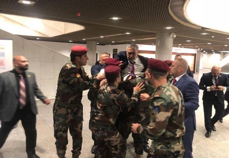 عناصر أمن البرلمان يسعفون رئيس السن محمود المشهداني