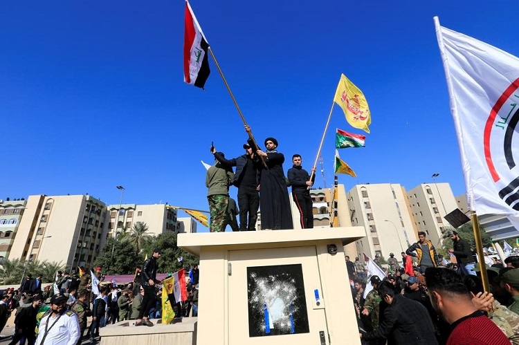 قادة من الميليشيات الموالية لإيران أثناء الهجوم على السفارة الأمريكية