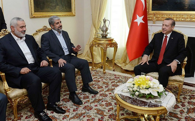 أردوغان مستقبلاً خالد مشعل وإسماعيل هنيّة في أنقرة عام 2013