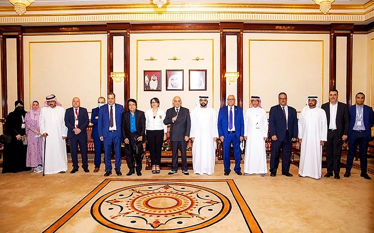لقاء ولي عهد الفجيرة بعدد من المشاركين في المؤتمر الفلسفي