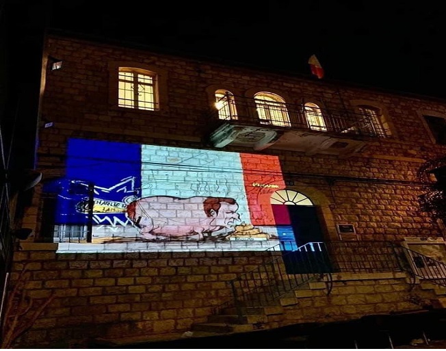 حملة ضد الرئيس الفرنسي إيمانويل ماكرون بعد دفاعه عن الرسوم المسيئة للنبي محمد في مدينة الناصرة في فلسطين المحتلة