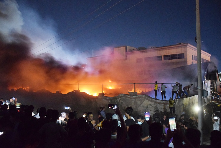 مجموعة شباب يصورون اشتعال الحرائق في مستشفى الحسين التعليمي في ذي قار