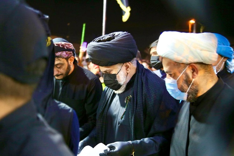 مقتدى الصدر وسط حشود الزائرين إلى كربلاء بمناسبة أربعين الحسين