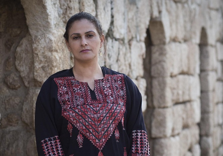 الناشطة من مدينة اللد، مها النقيب: النظرة التي تتمتع بها هذه العصابات الإجرامية من قبل اليمين المتطرف الحاكم في إسرائيل، جعلها تقوم على توسيع أنشطتها في تنفيذ المزيد من العمليات العدائية ضدّ السكان العرب