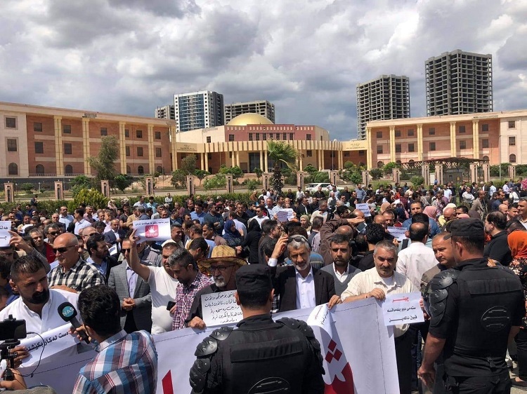 موظفون يطالبون حكومة إقليم كردستان بدفع مرتباتهم الشهرية التي تعزو الحكومة انقطاعها إلى بغداد