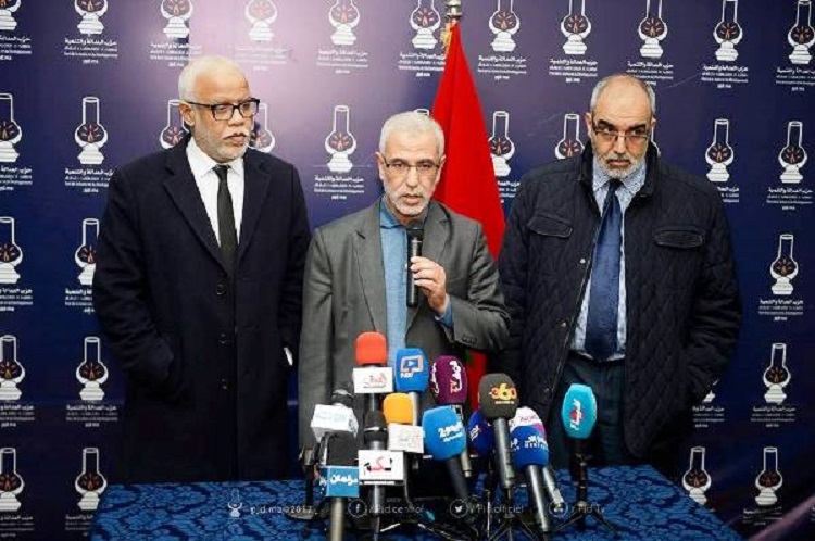 نائب الأمين العام للحزب سليمان العمراني (وسط)