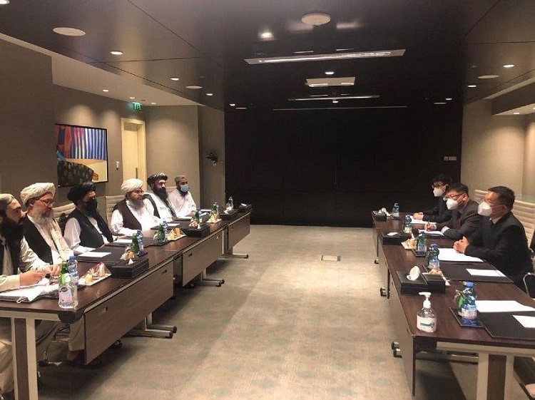 وفد من طالبان في لقاء مع مسؤولين صينيين في العاصمة بكين