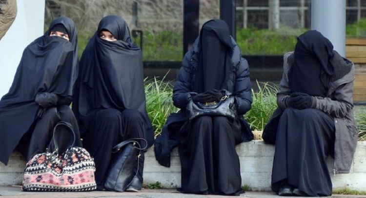يستهدف الإسلام السياسي النساء كخطوة أولى نحو تعزيز انعزالية المسلمين