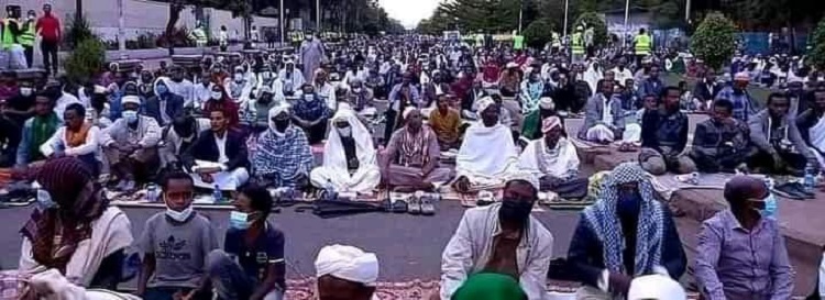 ينظم المسلمون إفطارات وتجمعات في مدن مختلفة في البلاد