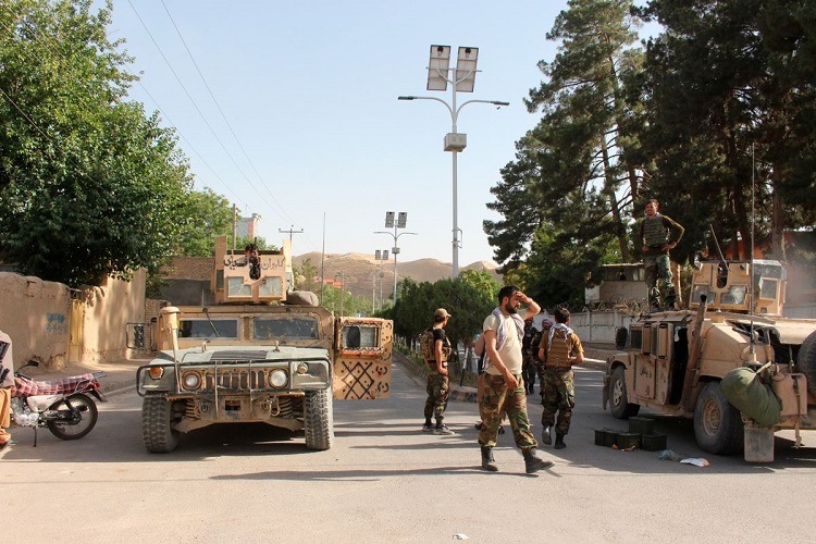 جنود أفغان على خط المواجهة للقتال بين طالبان وقوات الأمن، في ولاية بادغيس، أفغانستان في 7 يوليو