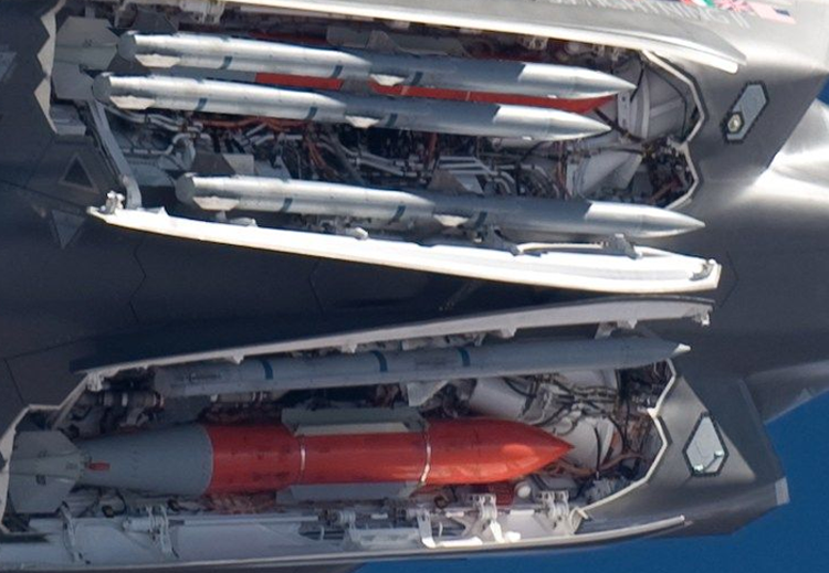 تحمل طائرة F35 أسلحة متنوعة بينها قنابل موجّهة بالليزر وصواريخ موجّهة جو جو