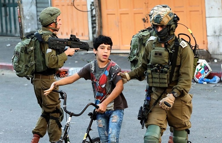 الطفل الفلسطينيّ يحاكم في المحاكم العسكرية