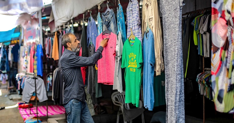 بالكاد يستطيعون شراء ملابس جديدة لأطفالهم