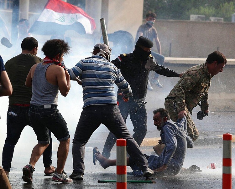 شهدت الكثير من الميادين العراقية اعتداء مباشراً على المتظاهرين السلميين