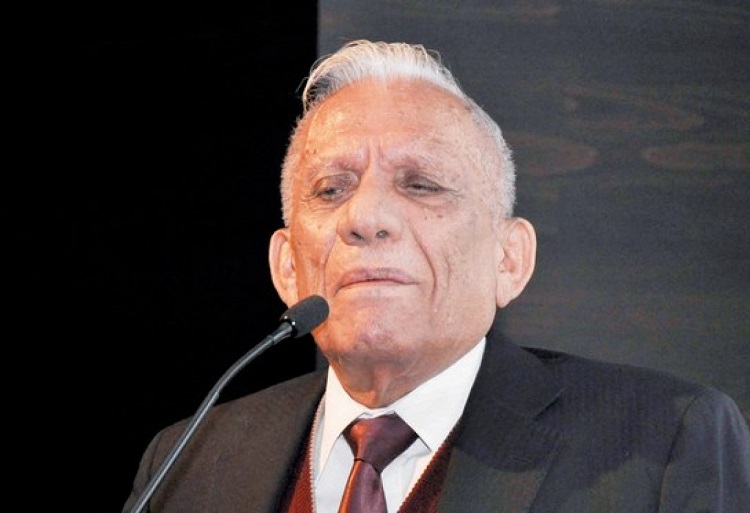 ابن خالتها الشاعر العراقي الراحل عبد الرزاق عبد الواحد